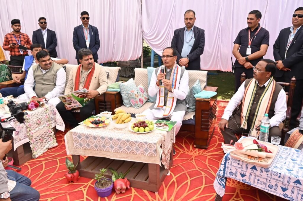 किसानों की फसल से खिलवाड़ बर्दाश्त नहीं, शिवराज सिंह चौहान ने गिरहोला-खपरी में खेतों से किसानों को दिया संदेश 4 1003299140