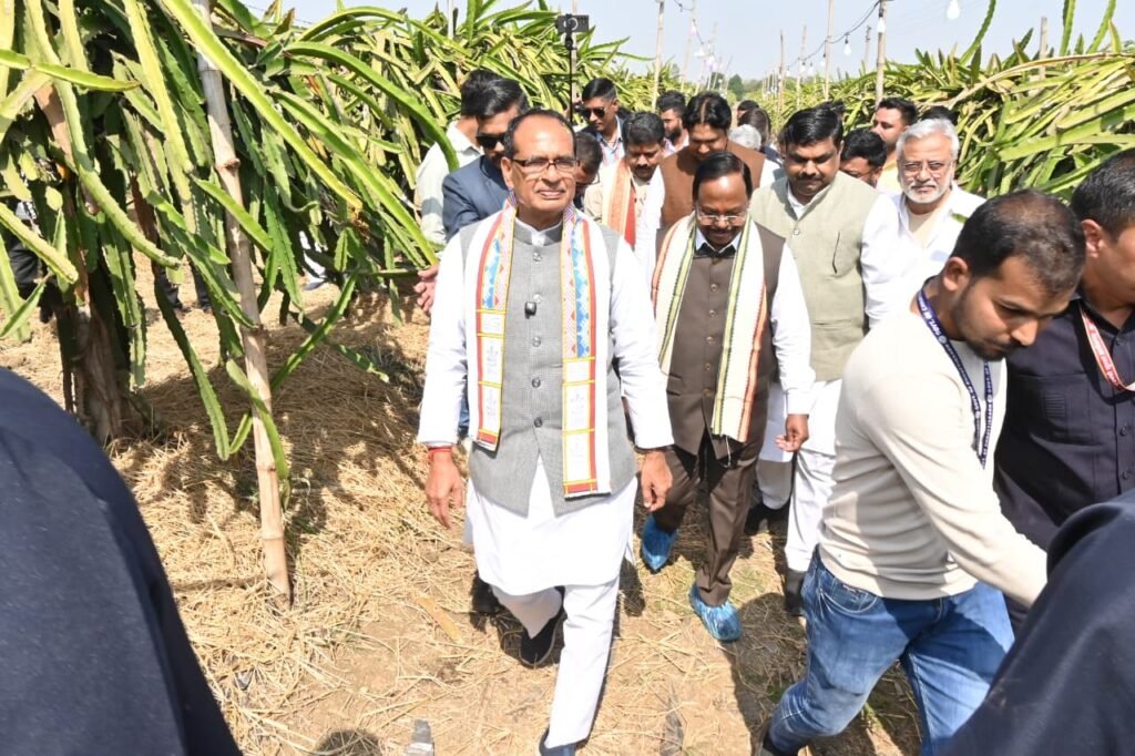 किसानों की फसल से खिलवाड़ बर्दाश्त नहीं, शिवराज सिंह चौहान ने गिरहोला-खपरी में खेतों से किसानों को दिया संदेश 2 1003299149