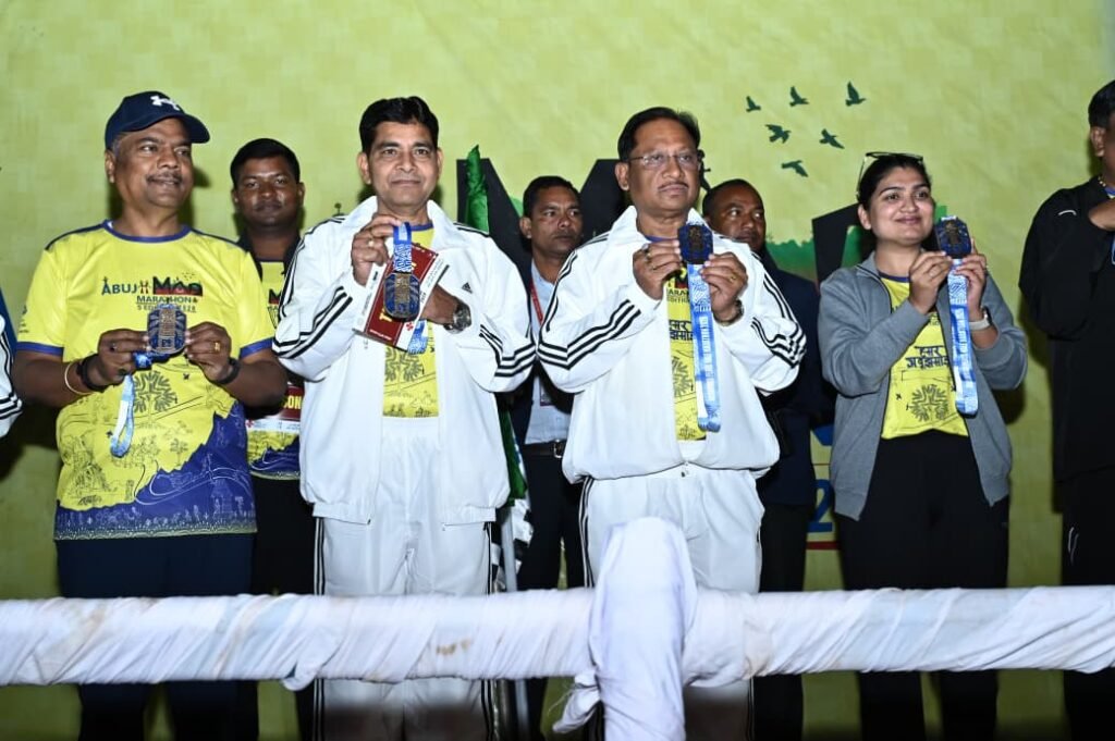 अबूझमाड़ से अमन का ऐलान: 10 हजार धावकों के साथ मुख्यमंत्री साय ने लगाई दौड़, आत्मसमर्पित नक्सली भी बने पीस हाफ मैराथन का हिस्सा 2 1003299422