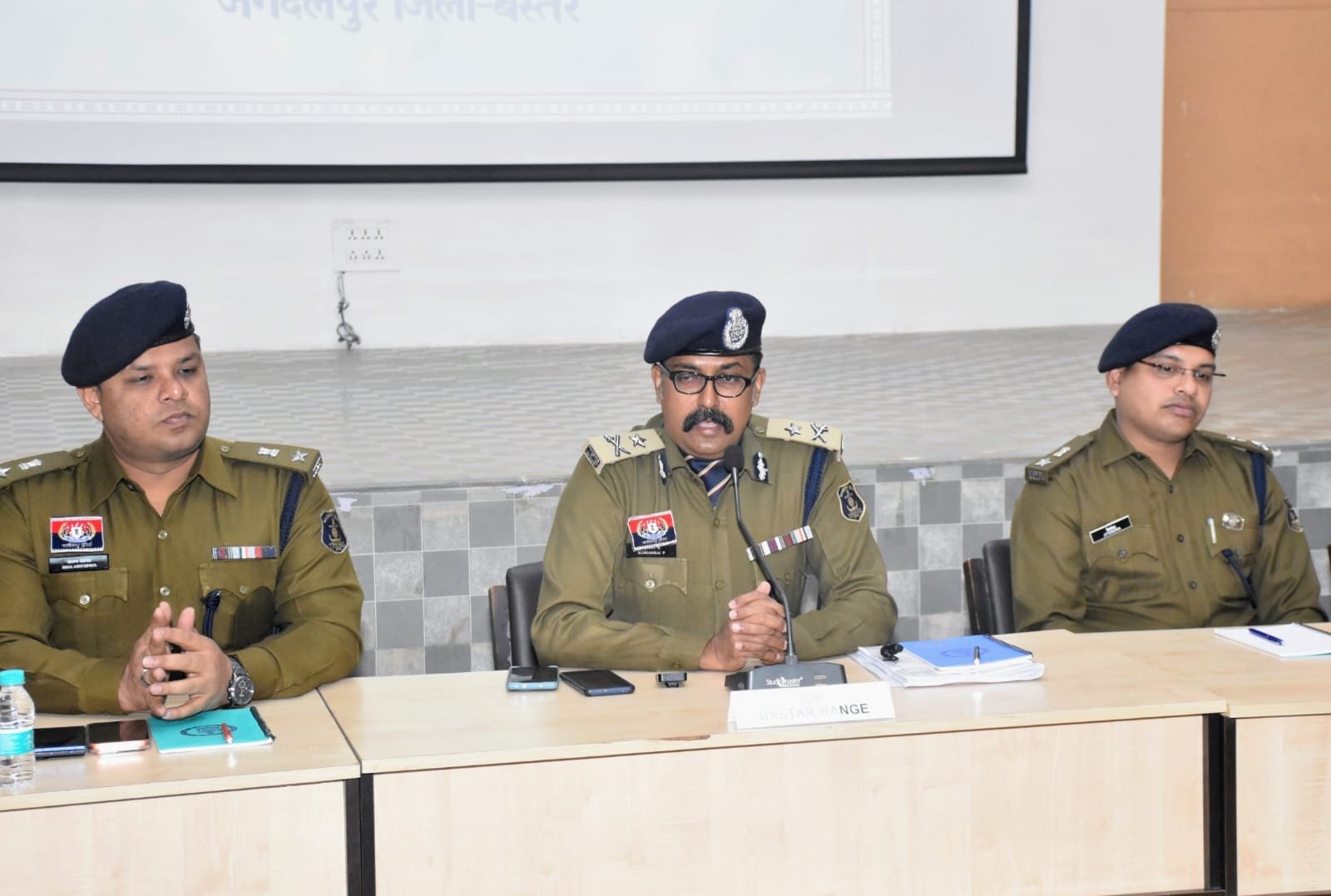 2025 में नक्सलवाद पर बस्तर पुलिस की निर्णायक चोट : 2026 में ‘संपूर्ण शांति’ का संकल्प — जगदलपुर में IGP सुंदरराज पट्टिलिंगम की बड़ी घोषणा 1 IMG 20260103 WA0029