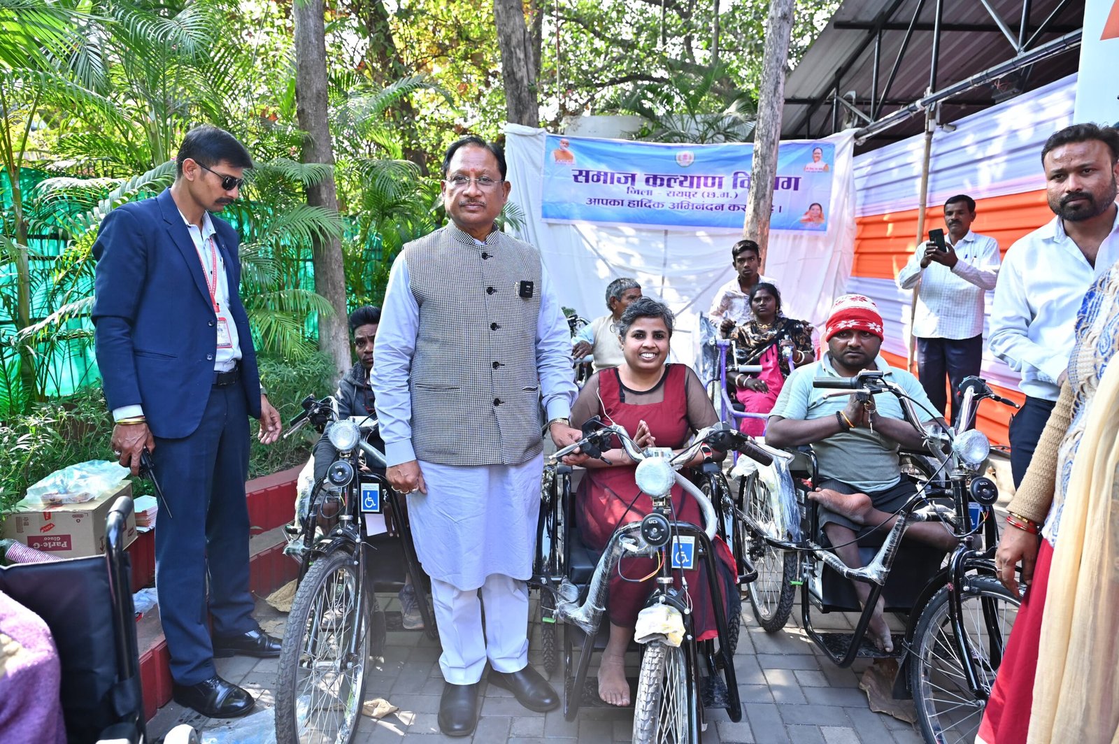 जनदर्शन में भावुक पल: मुख्यमंत्री साय ने दिव्यांग महिला को दिया बैटरी ट्राइसिकल, आंखों में छलक आए खुशी के आंसू 1 IMG 20260108 WA0033 scaled