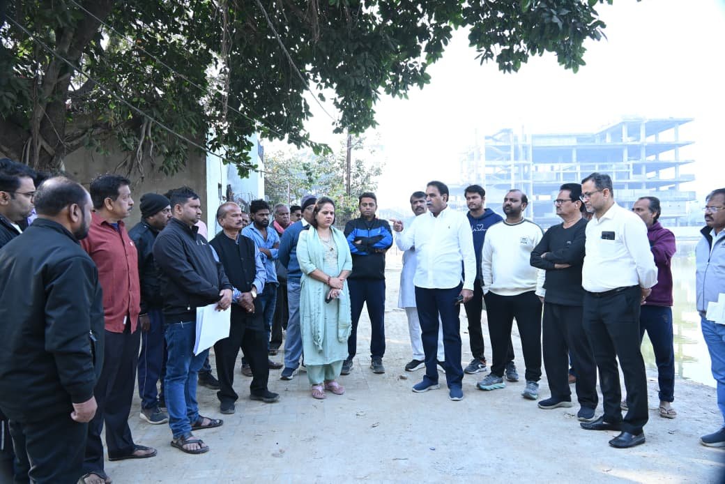 कर्बला तालाब में बिखरी अव्यवस्था पर विधायक राजेश मूणत का ‘रौद्र रूप’, अफसरों को हटाने के दिए निर्देश 1 IMG 20260115 WA0058