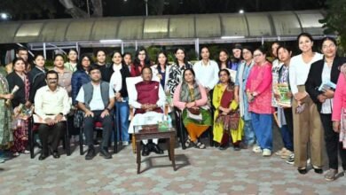 महिला पत्रकारों की उड़ान, अनुभव और सम्मान— गुजरात भ्रमण से लौटी टीम से सीएम साय की मुलाकात, बोले लोकतंत्र की असली ताकत है आपकी कलम 5 IMG 20260123 WA0034