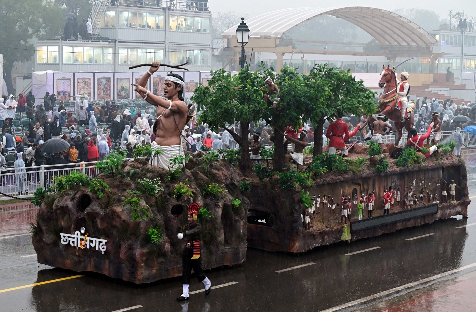 कर्तव्य पथ पर छत्तीसगढ़ की झांकी का जलवा, देश के पहले जनजातीय डिजिटल संग्रहालय की थीम ने दिखाई आदिवासी संस्कृति की भव्य और आधुनिक झलक 1 IMG 20260124 WA0003