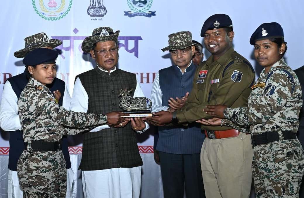 नारायणपुर में जवानों से मिले मुख्यमंत्री साय, सुरक्षा बलों का बढ़ाया हौसला, साथ किया रात्रि भोज 1 IMG 20260131 WA0004