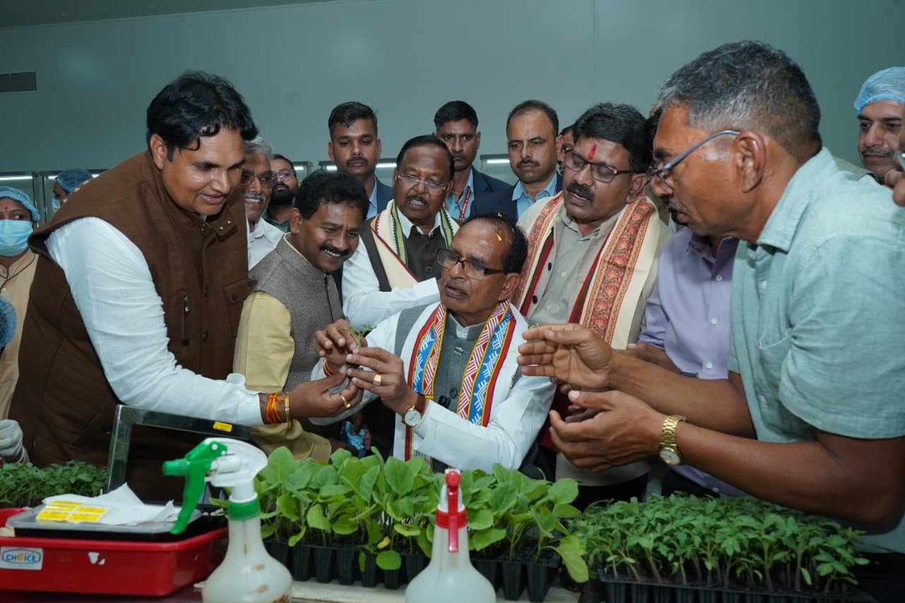 किसानों की फसल से खिलवाड़ बर्दाश्त नहीं, शिवराज सिंह चौहान ने गिरहोला-खपरी में खेतों से किसानों को दिया संदेश 1 IMG 20260131 WA0050