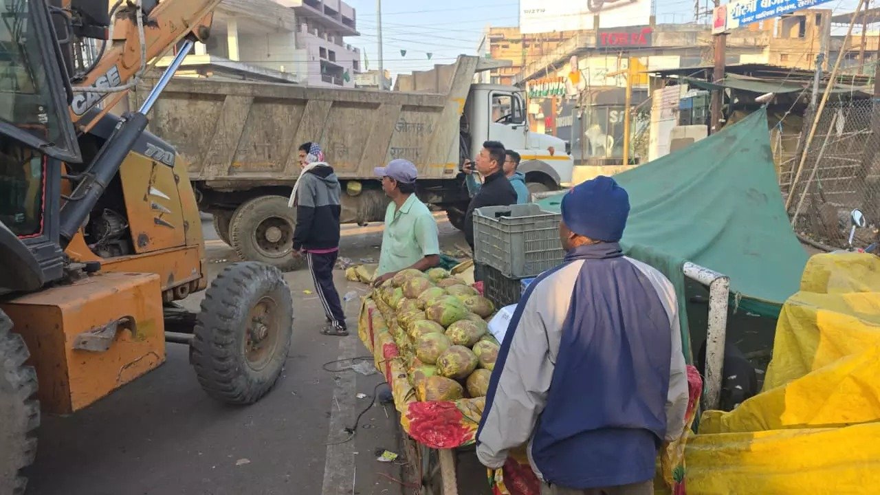 रायपुर में निगम का सख्त एक्शन: शास्त्री बाजार में सड़क पर कब्जा कर लगे ठेले हटाए गए, 8 ठेला और 2 फल ठेले जब्त—यातायात बहाल, जनता को मिली राहत 1 WhatsApp Image 2026 01 07 at 03.43.08 1