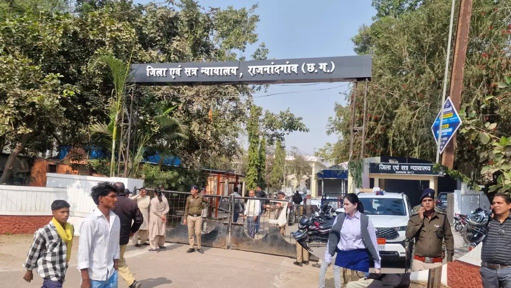 जिला न्यायालय को बम से उड़ाने की धमकी, ई-मेल से मचा हड़कंप, परिसर खाली कर सघन तलाशी 1 WhatsApp Image 2026 01 07 at 23.19.37