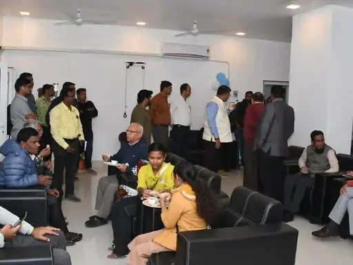 रायपुर रेलवे स्टेशन पर पहली बार ‘स्वस्थ वेटिंग लाउंज’ शुरू, योग-मेडिटेशन से लेकर मसाज चेयर तक की सुविधा 1 WhatsApp Image 2026 01 08 at 21.22.41