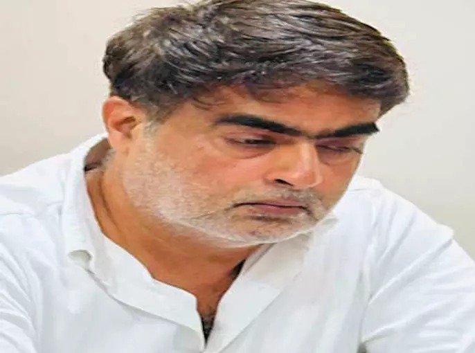 दुर्ग में जीएसटी की बड़ी कार्रवाई: गुटखा किंग गुरमुख जुमनानी पर 317 करोड़ की पेनल्टी 1 WhatsApp Image 2026 01 13 at 21.14.27