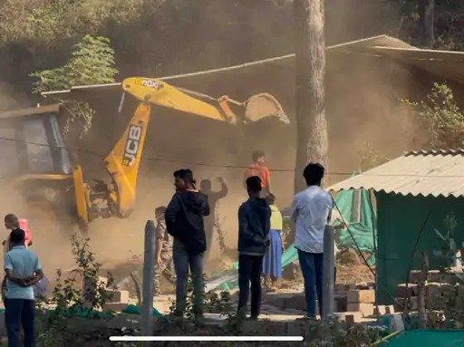 बीजापुर में बुलडोजर कार्रवाई: DRG जवान का घर भी टूटा, महिलाओं का सवाल—अब कहां जाएंगे? 1 WhatsApp Image 2026 01 16 at 00.33.36