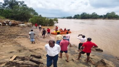बीजापुर में बड़ा हादसा: इंद्रावती नदी पार करते वक्त पलटी नाव, 2 ग्रामीणों की जान बची, 4 अब भी लापता 5 image 47 10