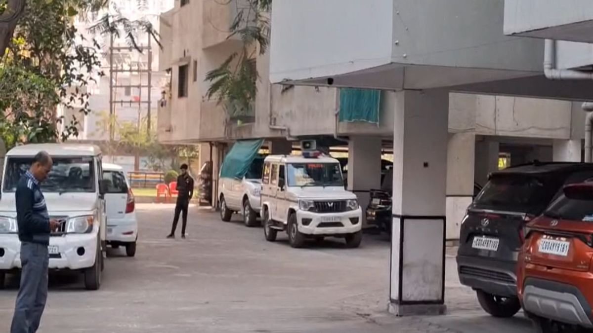 ACB की बड़ी कार्रवाई: शराब घोटाले में रायपुर-दुर्ग के ठिकानों पर रेड 1 image 74 7