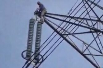 Farmer climbs high-tension tower over paddy procurement delay in Janjgir-Champa 6 image editor output image986596744 1769850650957