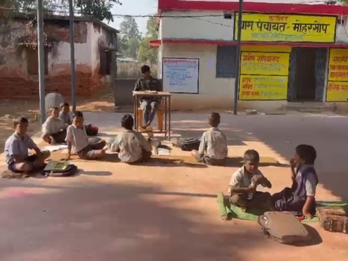 CG में 12वीं पास युवक बना प्राइमरी स्कूल का ‘टीचर’ : सूरजपुर में हेडमास्टर ने रखा किराए का शिक्षक, BEO बोले–जांच के बाद होगी कार्रवाई 1 whatsapp image 2026 01 17 at 152929 1768644381 1