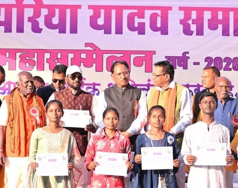 खारीझरिया यादव महासम्मेलन में पहुंचे मुख्यमंत्री विष्णुदेव साय: मंगल भवन की घोषणा, 11.75 करोड़ के विकास कार्यों का भूमिपूजन-लोकार्पण 2 1003389365