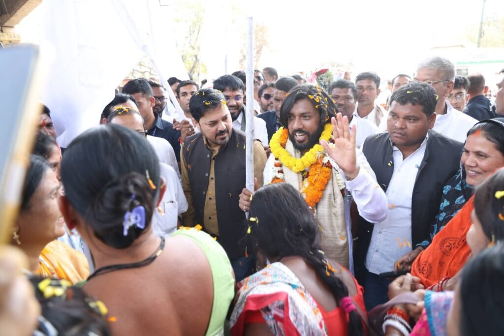 विधायक अनुज शर्मा ने 'विशाल सतनाम सद्भाव पदयात्रा' का किया भव्य स्वागत; रायपुर से गिरौदपुरी धाम के लिए श्रद्धालु हुए रवाना 2 1003413910