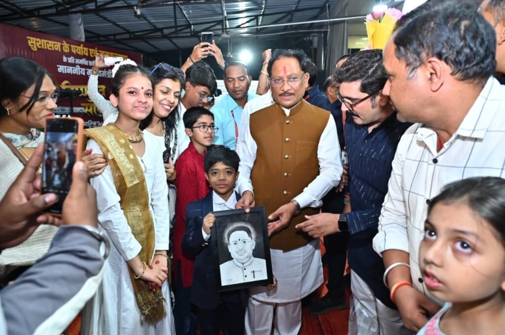 CM विष्णुदेव साय का जन्मदिन: मुख्यमंत्री निवास में उमड़ा जनसैलाब, बच्चों संग बांटी खुशियां; फलों से तौला गया 2 1003436713