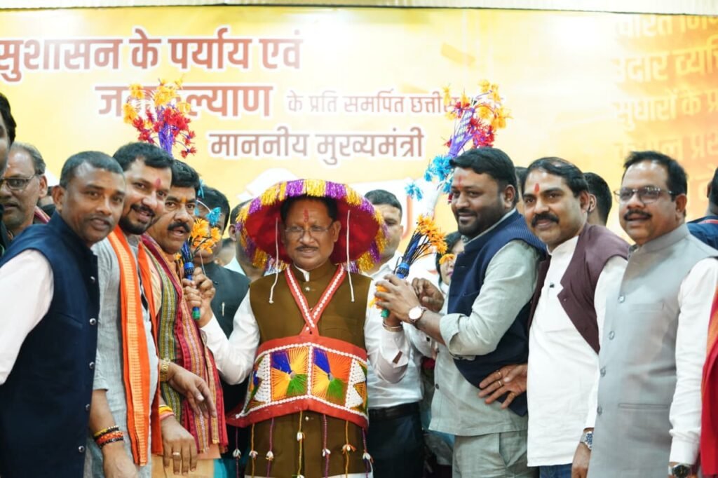 CM विष्णुदेव साय का जन्मदिन: मुख्यमंत्री निवास में उमड़ा जनसैलाब, बच्चों संग बांटी खुशियां; फलों से तौला गया 4 1003436732