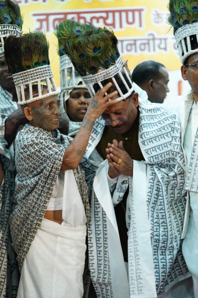 CM विष्णुदेव साय का जन्मदिन: मुख्यमंत्री निवास में उमड़ा जनसैलाब, बच्चों संग बांटी खुशियां; फलों से तौला गया 6 1003436742