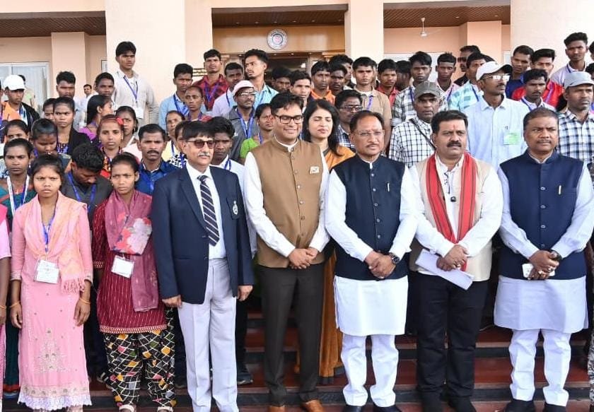 माओवाद छोड़ मुख्यधारा में लौटे 120 युवा विधानसभा पहुंचे : CM विष्णुदेव साय और डिप्टी CM विजय शर्मा ने किया स्वागत, युवाओं ने लोकतंत्र को निकट से देखा और समाज में सकारात्मक बदलाव का लिया संकल्प 2 1003472716