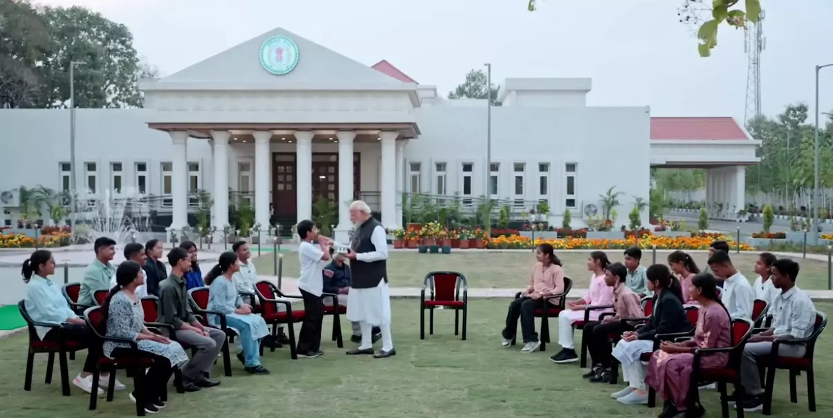 PM मोदी के लिए खुरमी लेकर पहुँचा छत्तीसगढ़ का छात्र, Pariksha Pe Charcha 2026 के दूसरे एपिसोड में दिखी आत्मीय झलक 1 5222075 untitled 23 copy