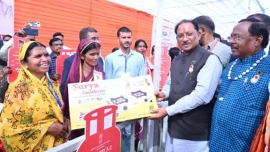 कोरिया महोत्सव में मुख्यमंत्री ने 105 परिवारों को उज्ज्वला गैस, महिलाओं को पिंक ई-रिक्शा और गार्बेज रिक्शा देकर आत्मनिर्भरता को दिया नया संबल 4 IMG 20260217 WA0040