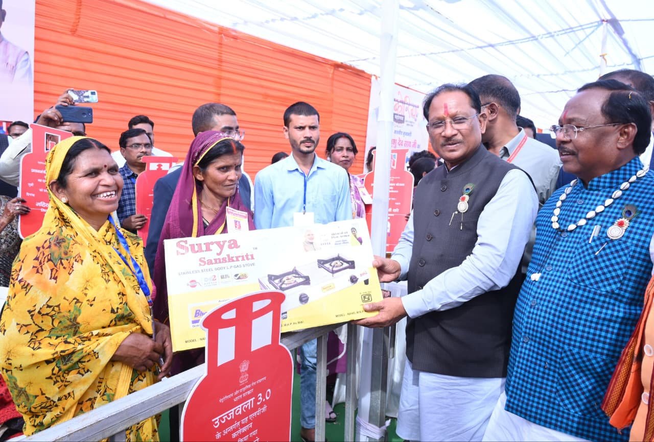 कोरिया महोत्सव में मुख्यमंत्री ने 105 परिवारों को उज्ज्वला गैस, महिलाओं को पिंक ई-रिक्शा और गार्बेज रिक्शा देकर आत्मनिर्भरता को दिया नया संबल 1 IMG 20260217 WA0040