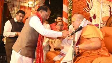 रायपुर में मुख्यमंत्री विष्णु देव साय से मिले निरंजन पीठाधीश्वर कैलाशनंद गिरी, आध्यात्मिक मुद्दों पर लंबी चर्चा और लिया आशीर्वाद 5 IMG 20260218 WA0004 1