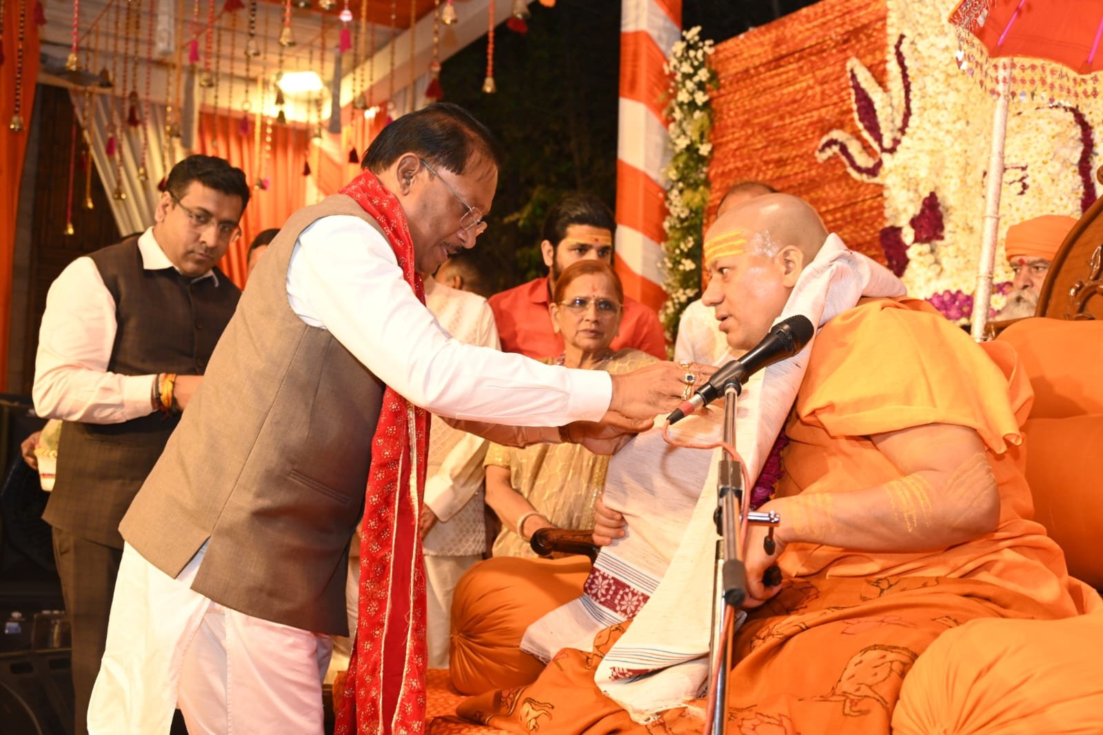 रायपुर में मुख्यमंत्री विष्णु देव साय से मिले निरंजन पीठाधीश्वर कैलाशनंद गिरी, आध्यात्मिक मुद्दों पर लंबी चर्चा और लिया आशीर्वाद 1 IMG 20260218 WA0004 1