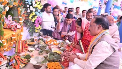 गृहग्राम बगिया में CM विष्णुदेव साय का जन्मदिन: मां का आशीर्वाद लिया, सत्यनारायण कथा सुनी, छात्राओं को बांटी क्रिकेट किट 3 IMG 20260221 WA0041