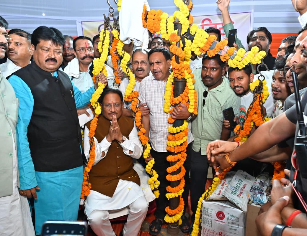 CM विष्णुदेव साय का जन्मदिन: मुख्यमंत्री निवास में उमड़ा जनसैलाब, बच्चों संग बांटी खुशियां; फलों से तौला गया 1 IMG 20260222 WA0095