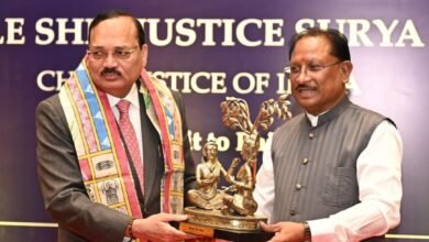 रायपुर में CJI सूर्यकांत का भव्य स्वागत: मुख्यमंत्री विष्णुदेव साय ने भेंट किए राजकीय गमछा और बस्तर दशहरा पर आधारित स्मृति चिन्ह 4 IMG 20260222 WA0137