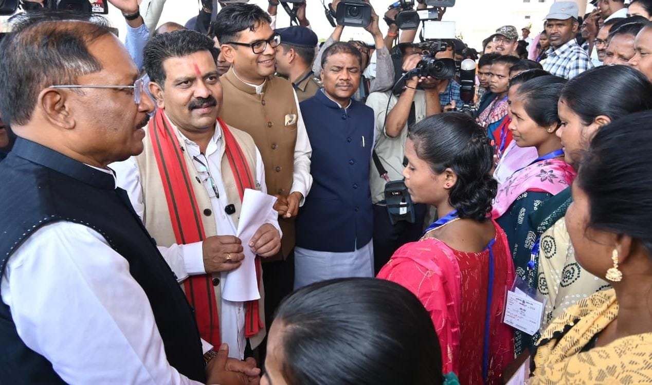 माओवाद छोड़ मुख्यधारा में लौटे 120 युवा विधानसभा पहुंचे : CM विष्णुदेव साय और डिप्टी CM विजय शर्मा ने किया स्वागत, युवाओं ने लोकतंत्र को निकट से देखा और समाज में सकारात्मक बदलाव का लिया संकल्प 1 IMG 20260227 WA0034