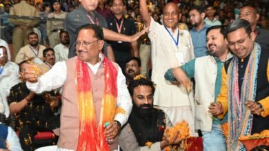 युवाओं को अध्यात्म से जोड़ेगा ‘भजन क्लबिंग’, मुख्यमंत्री विष्णु देव साय ने माधवास रॉक बैंड के कार्यक्रम में खेली फूलों की होली 3 IMG 20260228 WA0069