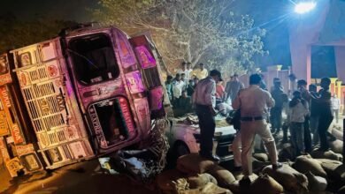 Raipur Road Accident: रायपुर में धान से भरा ट्रक कार पर पलटा, 1 की मौत; 4 गंभीर घायल 8 IMG 20260223 080800