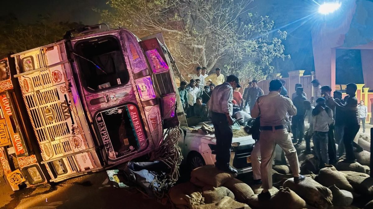 Raipur Road Accident: रायपुर में धान से भरा ट्रक कार पर पलटा, 1 की मौत; 4 गंभीर घायल 1 IMG 20260223 080800