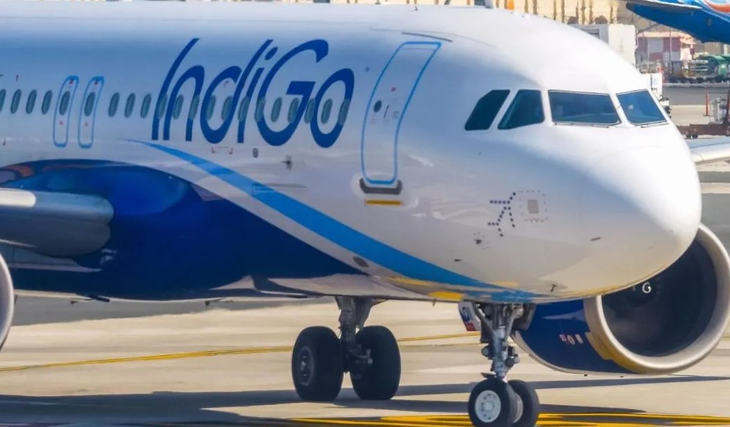 चेन्नई से सिंगापुर जा रही IndiGo की फ्लाइट में हंगामा: 4 घंटे रनवे पर फंसे 200 यात्री, AC बंद होने से सांस लेने में दिक्कत का आरोप 1 Untitled design 2026 02 25T215627.814