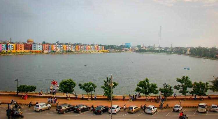 तेलीबांधा तालाब पार्किंग विवाद: महापौर ने लिया यू-टर्न, फिलहाल नहीं लगेगा शुल्क 1 images 42