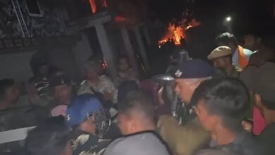 गरियाबंद में दो समुदायों में हिंसा: घरों में आगजनी, 3-4 वाहन फूंके; पथराव में पुलिसकर्मी घायल, मंदिर तोड़ने के पुराने विवाद से भड़का बवाल 5 images 45