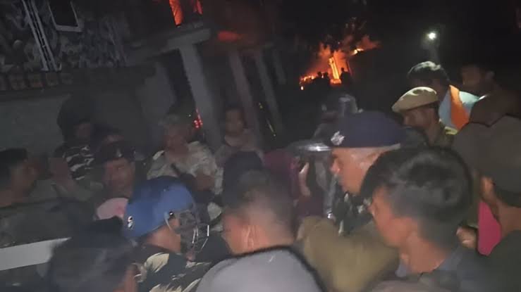 गरियाबंद में दो समुदायों में हिंसा: घरों में आगजनी, 3-4 वाहन फूंके; पथराव में पुलिसकर्मी घायल, मंदिर तोड़ने के पुराने विवाद से भड़का बवाल 1 images 45