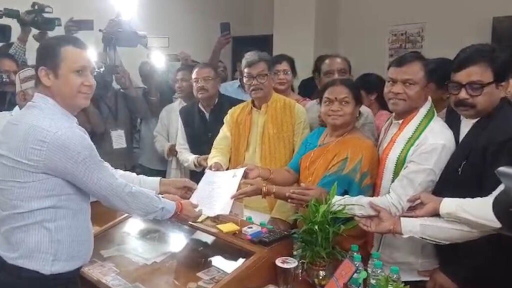 राज्यसभा के लिए नामांकन: भाजपा की लक्ष्मी वर्मा, कांग्रेस की फूलोदेवी नेताम मैदान में; विधानसभा में समर्थकों की भीड़ 2 1003505455