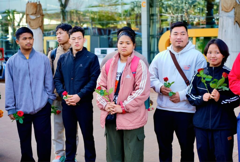 खेलो इंडिया ट्राइबल गेम्स के लिए खिलाड़ियों का छत्तीसगढ़ पहुंचना शुरू : अरुणाचल के वेटलिफ्टरों का विमानतल पर रंगारंग स्वागत 2 1003612034