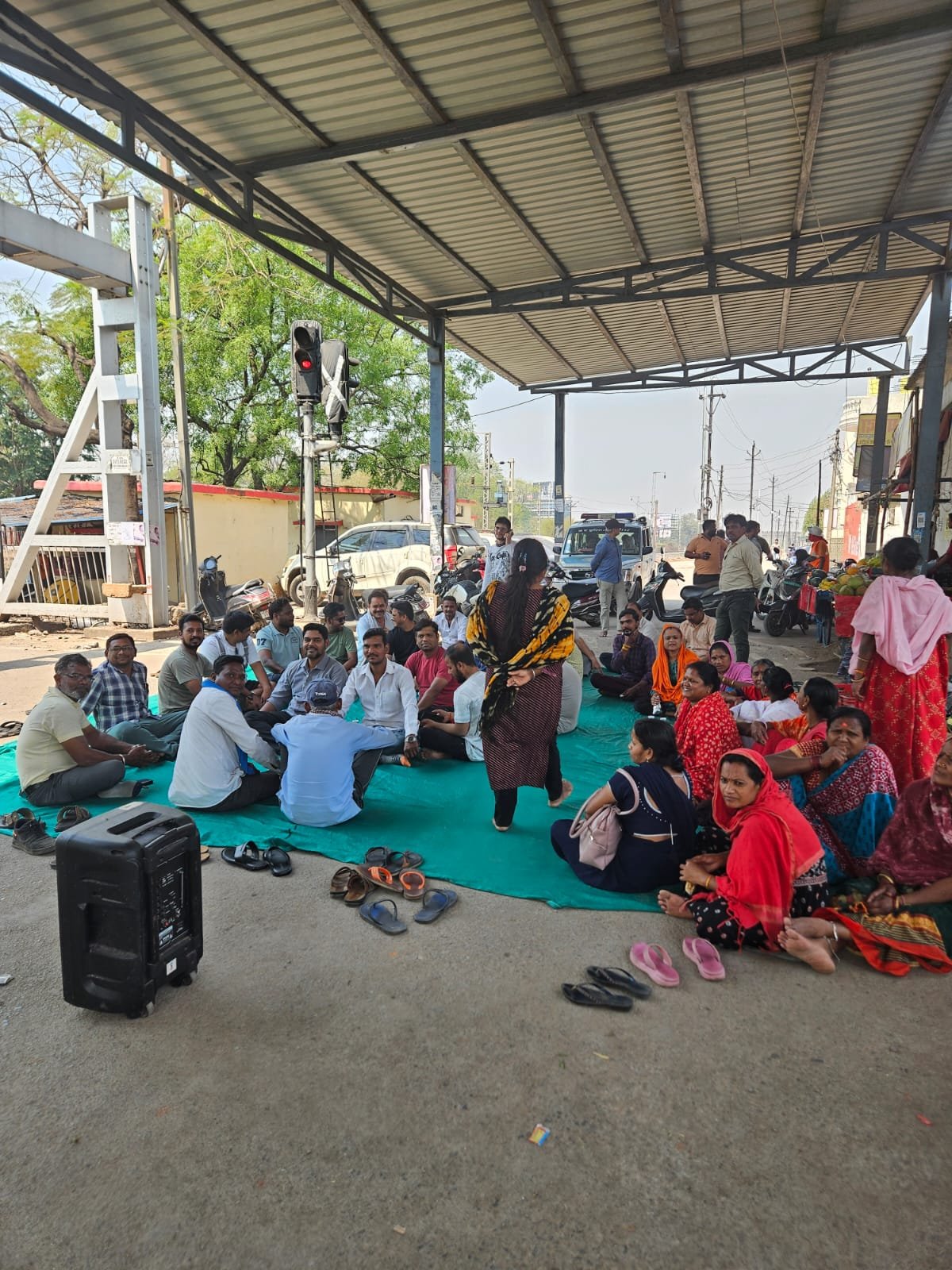 रायपुर: सरस्वती नगर फाटक बंद, कोटा क्षेत्र के लोग सड़क पर उतरे – रेल रोको आंदोलन की दी चेतावनी 1 502972a33cce43548b3122c285d32189