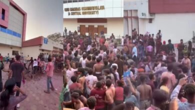 GGU में होली मिलन बना ‘रणभूमि’: रंग-गुलाल के बीच छात्रों में घमासान, लात-घूंसे चले, VIDEO वायरल 3 Chaos at Holi get together 1