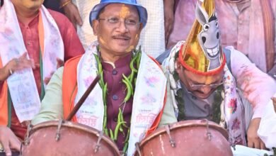 रायपुर प्रेस क्लब के रंगोत्सव में झूमे CM विष्णु देव साय: मिर्ची की माला पहनाई, नगाड़ा बजाकर बढ़ाया जोश; कहा- होली गिले-शिकवे मिटाने का पर्व 3 IMG 20260303 WA0016