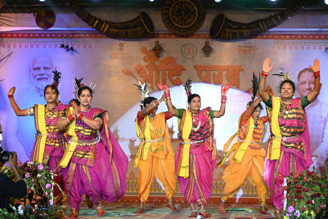 रायपुर में ‘आदि परब’ का आगाज: रैंप शो में दिखी जनजातीय संस्कृति की झलक, कई राज्यों के कलाकार शामिल 1 IMG 20260314 WA0003