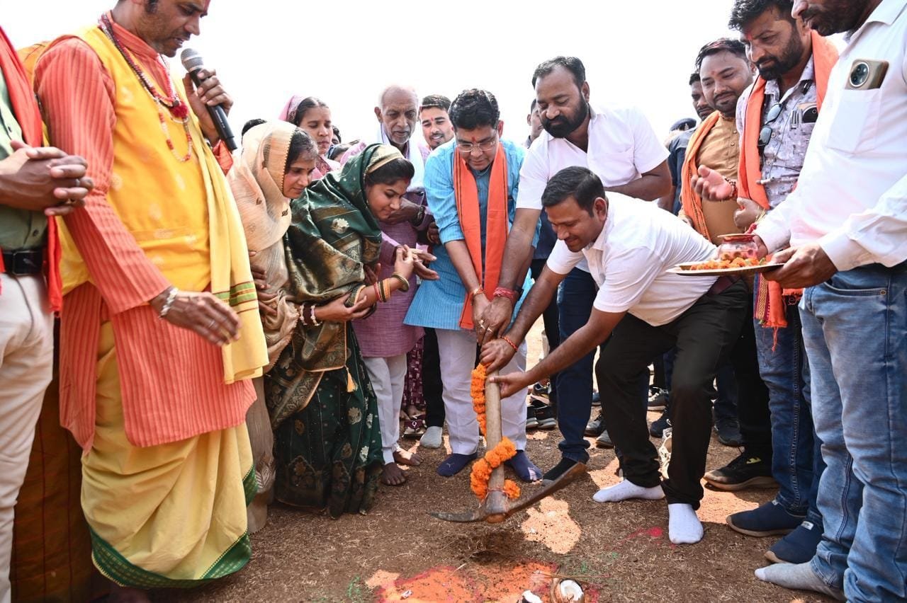 7.82 करोड़ की लागत से बनेगी नवापारा–सकरी–सतभांवा सड़क, मंत्री टंकराम वर्मा ने किया भूमिपूजन 1 IMG 20260315 WA0041