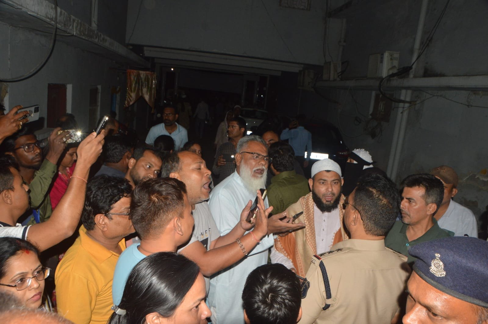 ब्रिलियंट स्कूल पर भड़के अभिभावक: CBSE पैटर्न से पढ़ाई, लेकिन CG बोर्ड से परीक्षा; रात में स्कूल में हंगामा 1 IMG 20260317 WA0001