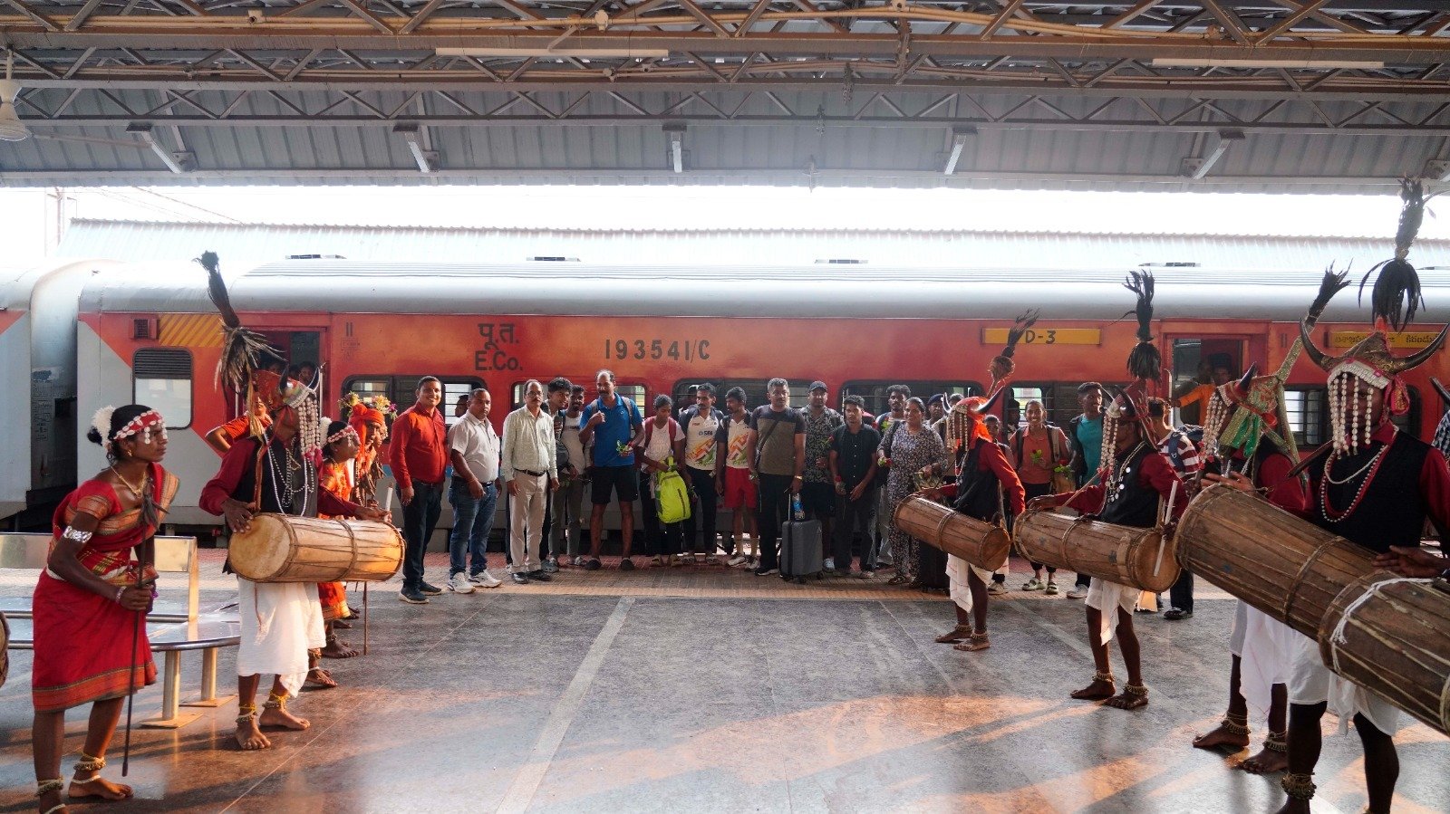 केरल की एथलेटिक्स टीम पहुंची जगदलपुर, लोकनृत्य से भव्य स्वागत; 30 मार्च से शुरू होंगी प्रतियोगिताएं, बस्तर की संस्कृति दिखी खास अंदाज में 1 IMG 20260327 WA0057